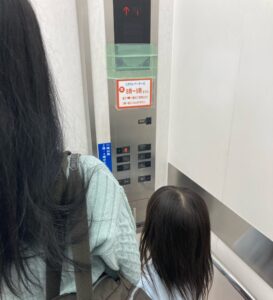 엘리베이터 부모와 자녀